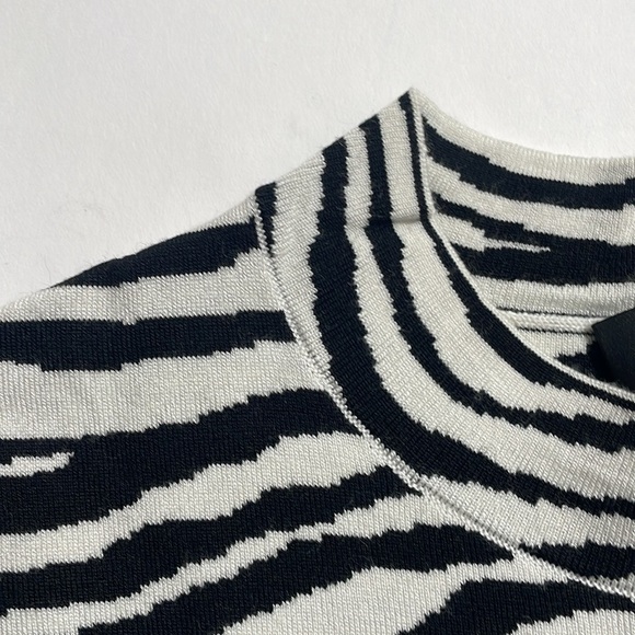THEORY “Bering Zebra Print Tee” - Picture 5 of 7